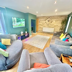 Large Family With Hot Tub - Sky Sports - Water Bed - Free Parking Holiday home